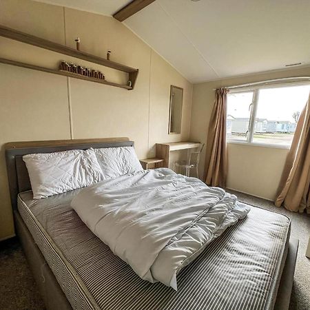 Modern 6 Berth Caravan With Wifi At St Osyth Beach In Essex Ref 28051Fv Clacton-on-Sea Dış mekan fotoğraf